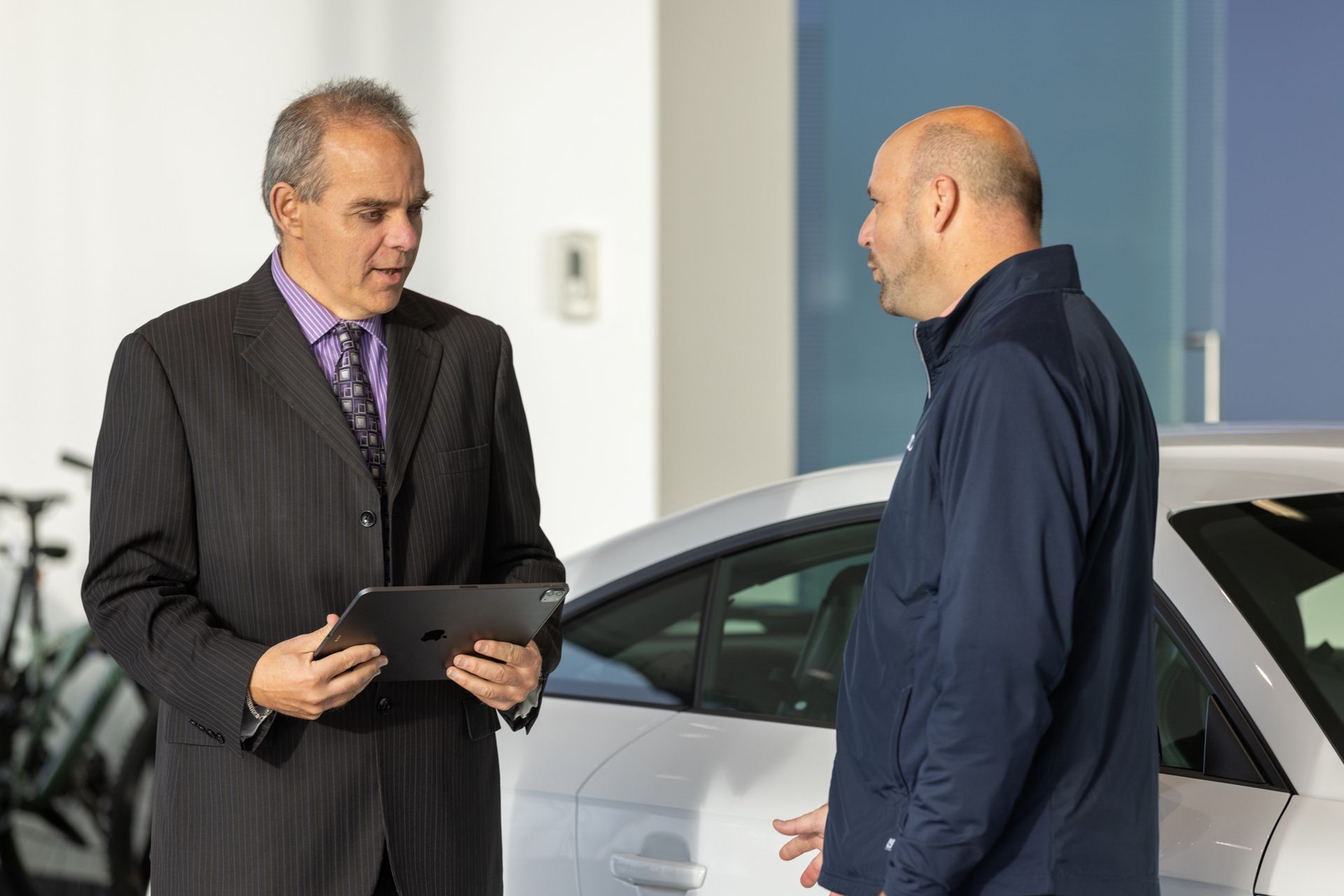 Charles Groleau sur le terrain, dans le milieu automobile