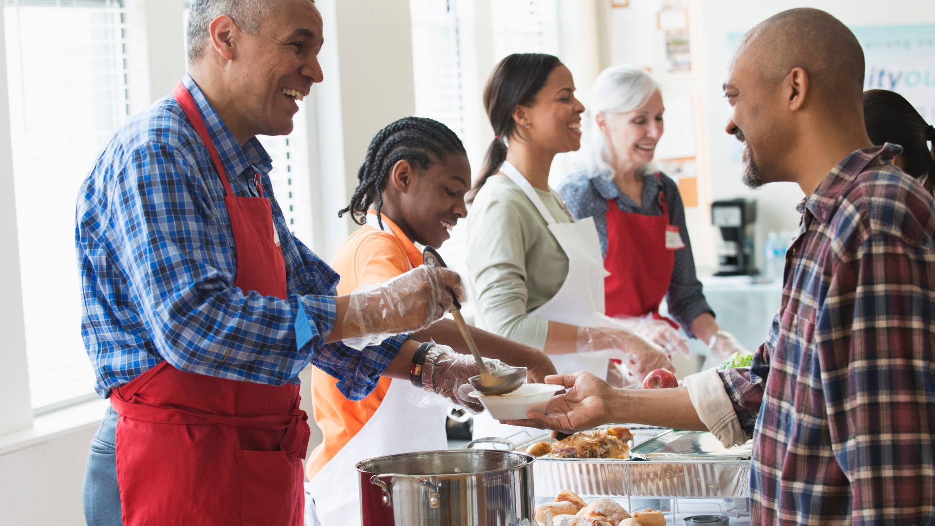 Bénévoles servant un repas communautaire